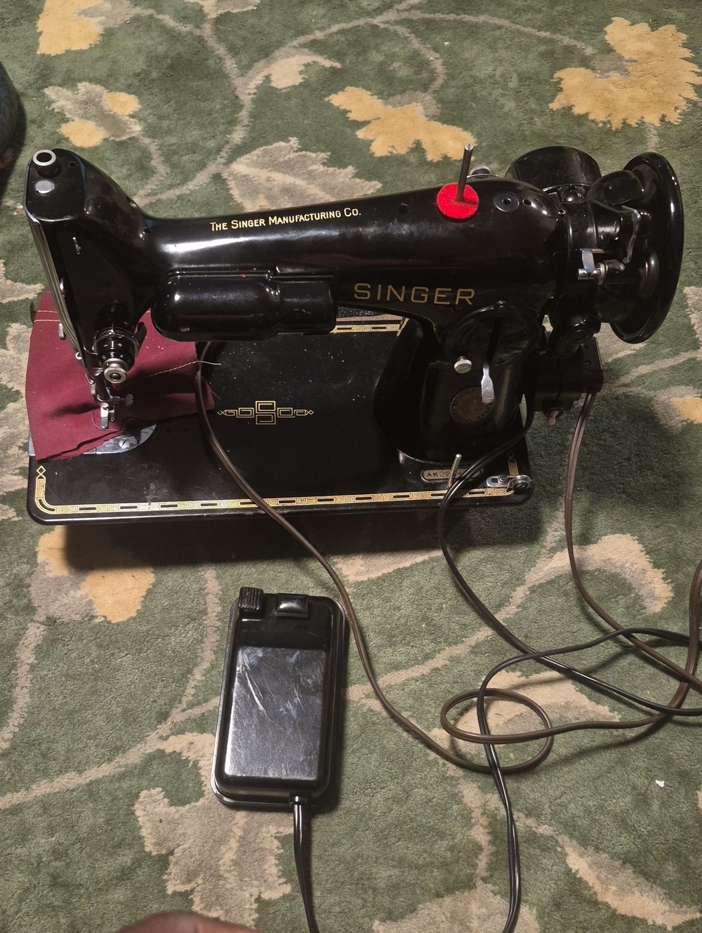 Singer Black Vintage-Style Sewing Machine with Foot Pedal
